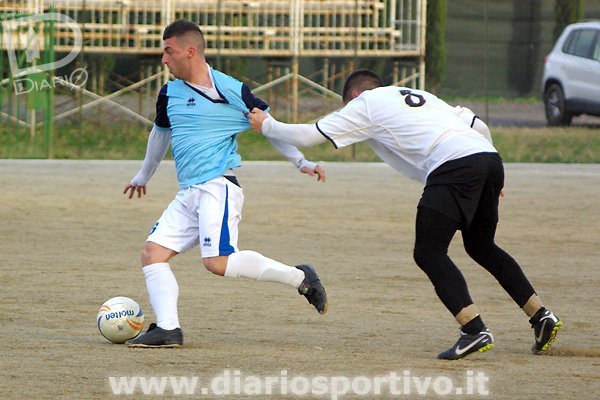 Magrini trattiene per la maglia Ferraro